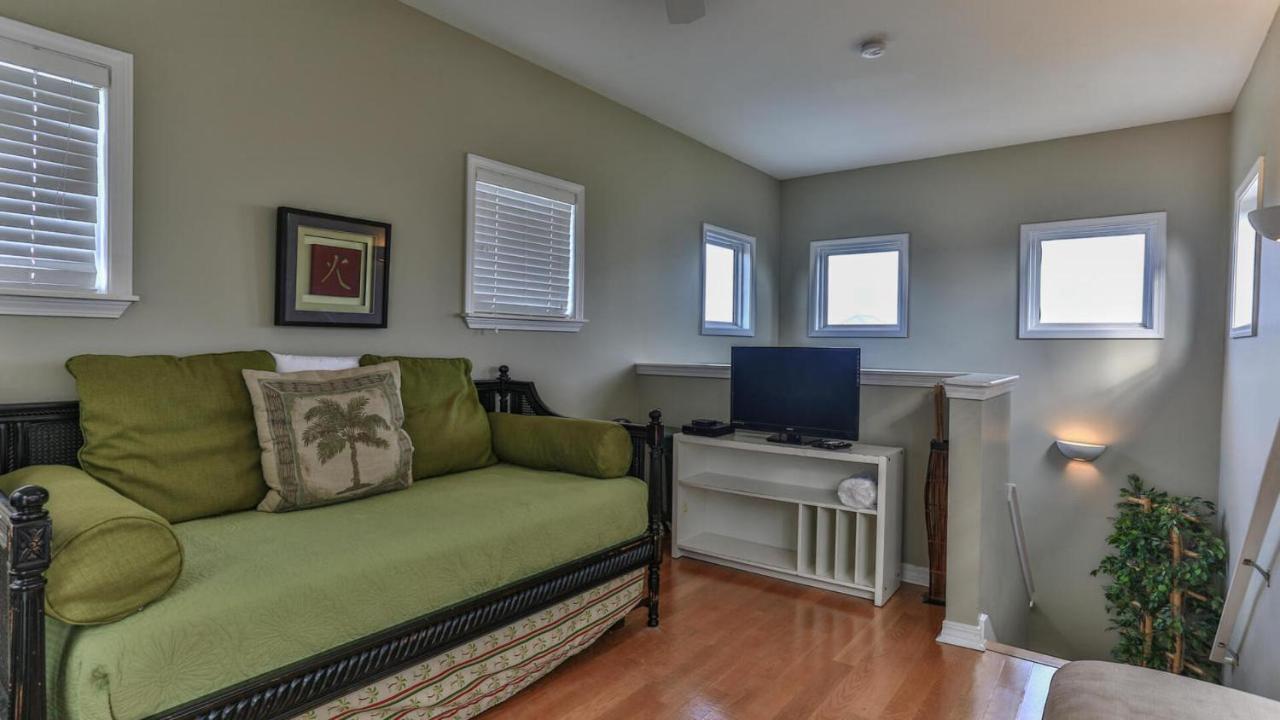 Biglows Bungalow: Beachside Retreat with Pet-Friendly Perks Destin Exterior photo