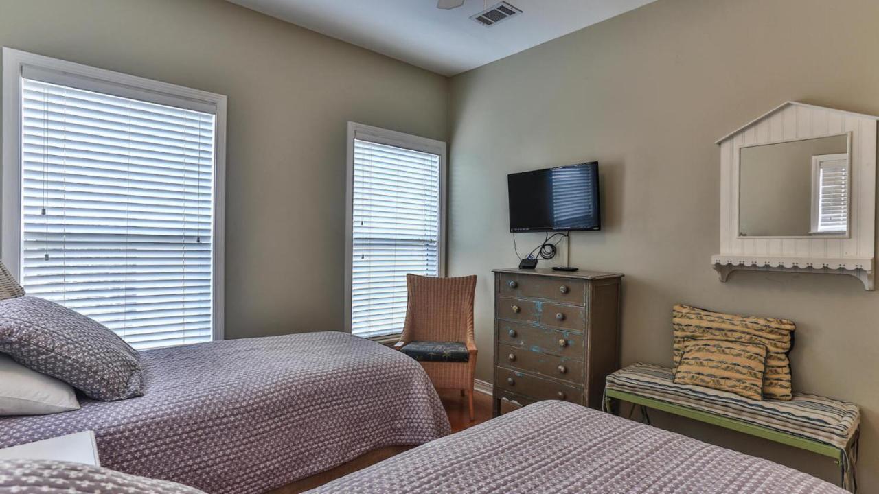 Biglows Bungalow: Beachside Retreat with Pet-Friendly Perks Destin Exterior photo